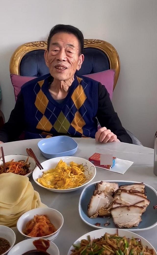 韩兆个人资料，90岁杨少华外出坐百万豪车