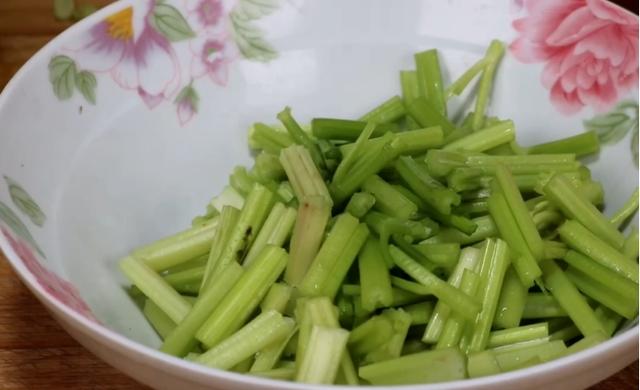 芹菜木耳做法大全家常窍门，芹菜和木耳搭配