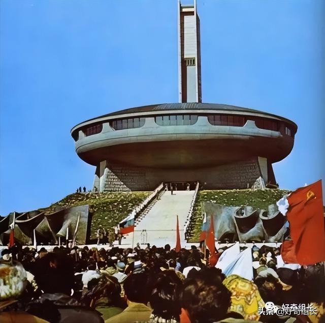 俄罗斯建筑风格，俄罗斯的建筑风格是什么（废土朋克、未来乌托邦、外星人基地）