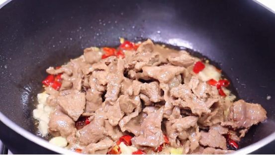 牛肉最适合搭配什么吃，牛肉可以搭配什么吃（这个做法真的好吃到哭）