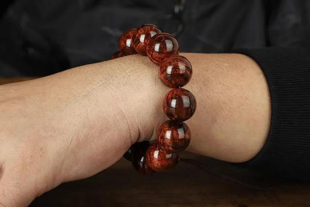 手串正确盘玩方法，手串的正确把玩方法（大家手上带的各种手串该怎么正确的盘玩）