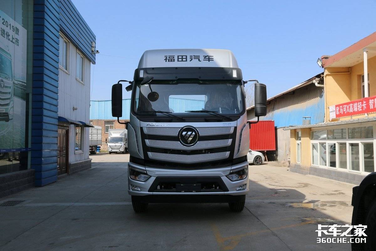 超级卡车前脸 内饰实用为主