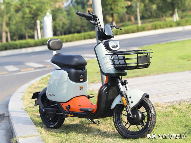 电动车电瓶多少伏，怎么知道电动车的电瓶多少V（电动车48伏、60伏、72伏有什么区别）