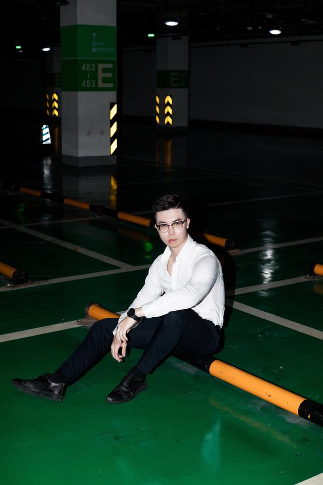 男生拍照技巧怎么摆姿势帅气，男人拍照有这6招最帅姿势就够了~（和正装同事在停车场拍的一组照片-深圳正装男写真）
