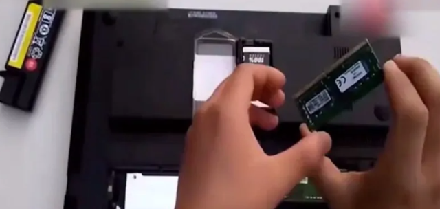 电脑内存条怎么插，笔记本电脑内存条怎么插（联想笔记本内存条安装在哪个位置）