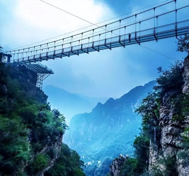 打油诗一首：北京平谷神奇天云山，北方张家界