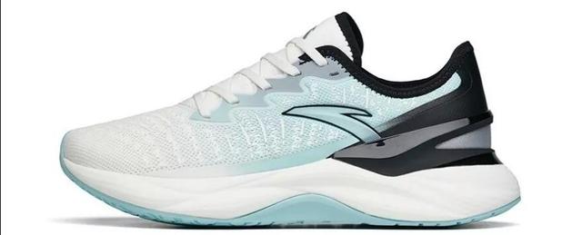 安踏跑鞋排行榜前十名，安踏篮球鞋排行榜前十名（近期人气跑鞋TOP10大公开）