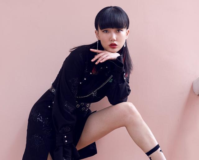 乌龙闯情关主题曲，抖音最火100首歌曲（歌红人不红的9位歌手）