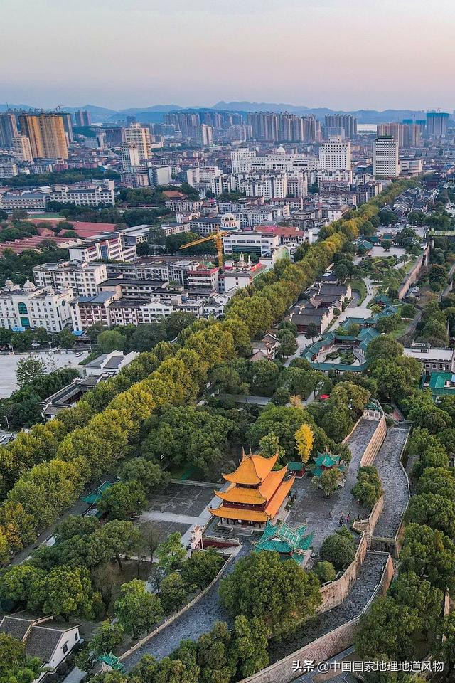 划分湖南湖北的湖是什么湖，湖南和湖北里的湖指的是哪个湖泊（不能被忽视的“湖南第二城”）