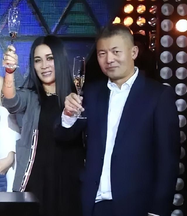 那英家庭背景故事，并为他未婚生子的那英