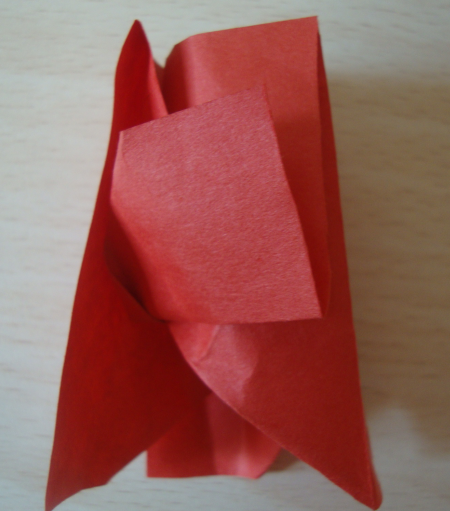 怎么用纸剪花朵，怎么用纸剪花朵视频（玫瑰花的折法）