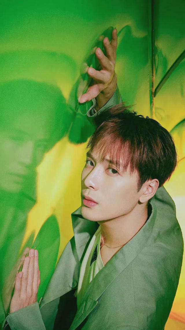 王嘉尔不明显背景图，王嘉尔封面照（王嘉尔壁纸背景图）