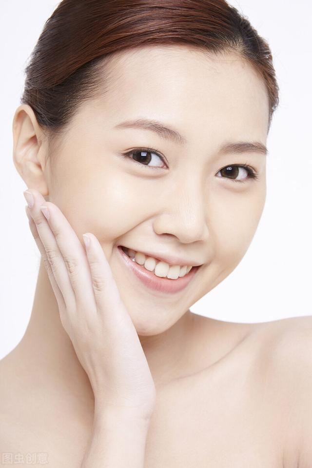 形容笑容很灿烂的句子，笑容灿烂的唯美句子（你的笑容，恰似万丈光芒）