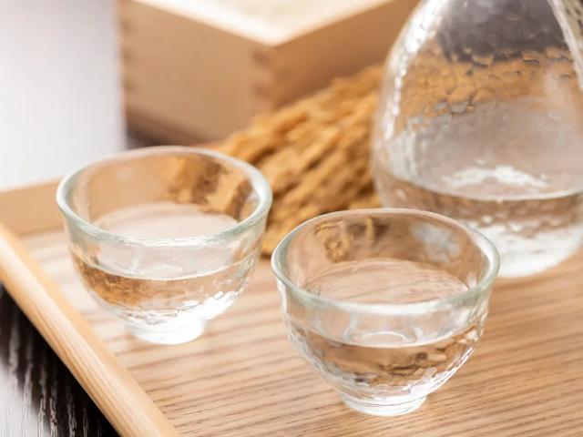 白酒和咖啡可以同时饮用吗，酒和咖啡能同时饮用吗（喝白酒的禁忌，你犯了哪一条）