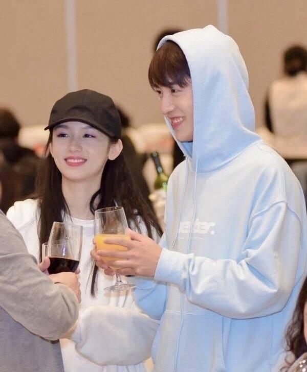 北美大灰狼是什么梗，北美灰狼为什么这么大（嘟嘴索吻、牵手搂抱、时刻黏在一起）