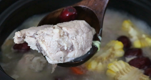 怎样速成高汤砂锅面用的汤，砂锅面的汤怎么做（熬骨头汤记住一定放这3种香料）