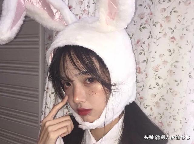 女孩喜欢男孩的暗示，女孩喜欢男生6种暗示是什么（多半会给你这些“信号”）