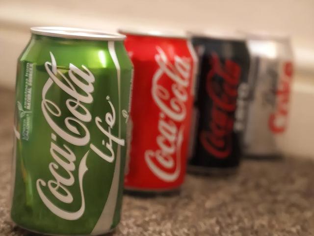 健怡可乐和零度可乐的区别，零度可乐糖尿病人能喝吗（有糖可乐）
