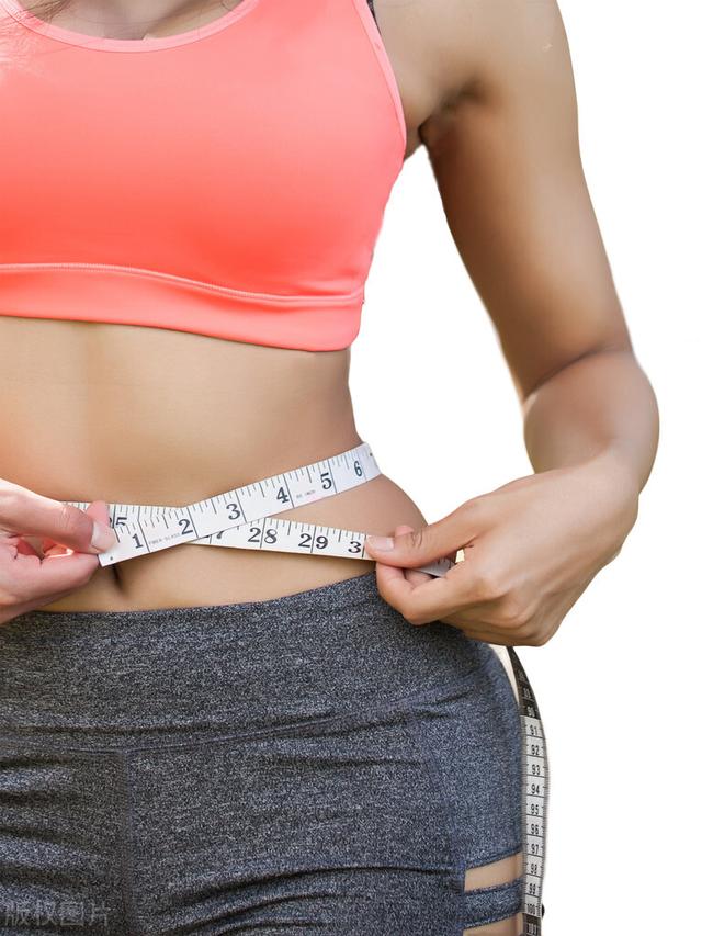 跳绳可以练腹肌吗，每天坚持跑步跳绳可以练出腹肌吗（先减脂后练腹，附一组虐腹动作）