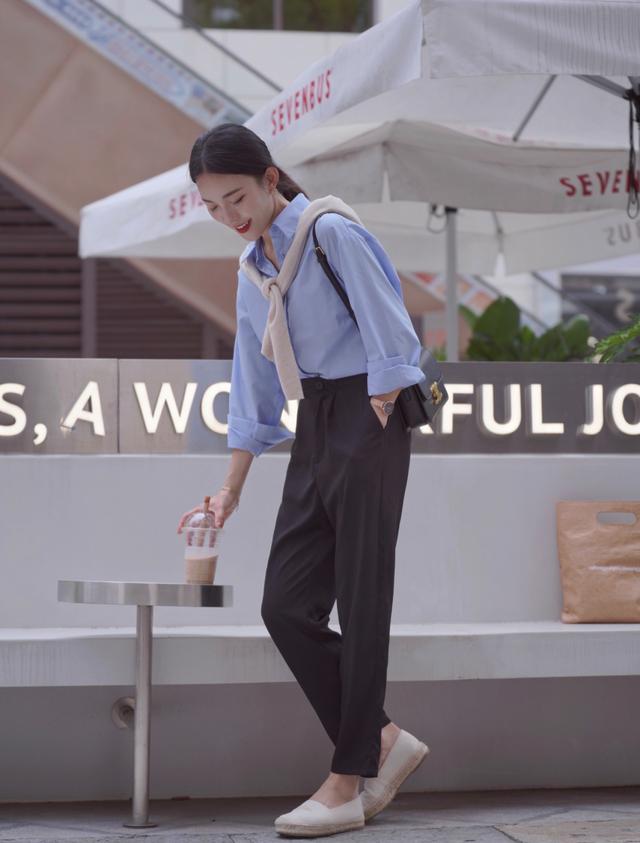 蓝色西装配什么颜色的衬衫，蓝色西装配什么颜色的衬衫男（蓝色衬衫搭配西装裤、短裤）