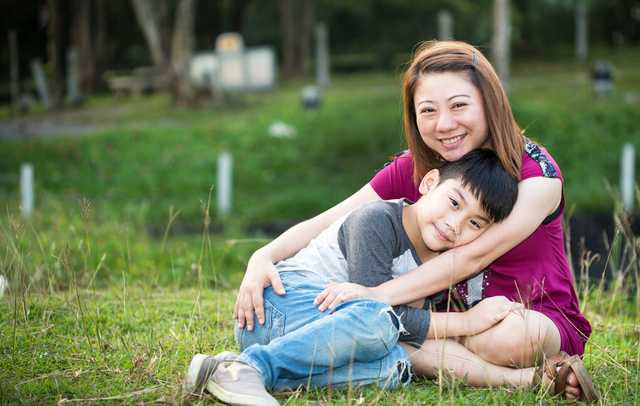 小孩子太黏母亲怎么调整过来，孩子特别粘妈妈怎么办（男孩喜欢“粘着妈妈”咋办）