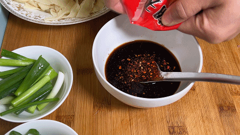 刀削面的家常做法简单，刀削面的家常做法简单又好吃（葱油刀削面在家这样做）