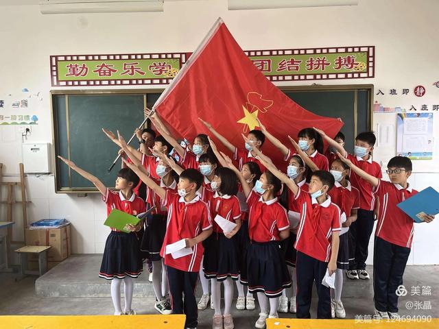 庆六一儿童节黑板报，六一儿童节手抄报有图（童心齐向党”—新店四小庆祝“六一”儿童节系列活动）