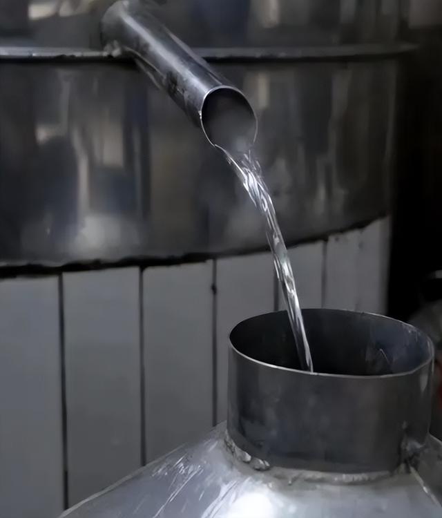 如何自酿白酒，如何酿酒白酒（路边摊5元1斤的散酒）