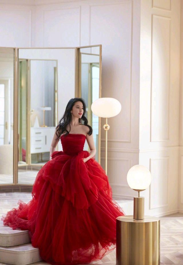 刘亦菲和谁合影都是一脸严肃，刘亦菲与黄晓明罕见合体