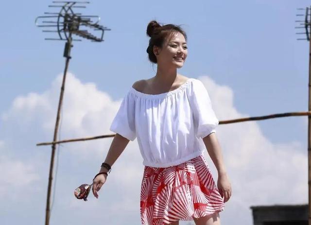 关晓彤在电影左耳中演的什么角色，关晓彤在电影左耳中演的什么角色啊（苏有朋凭什么得关晓彤等艺人的好感）