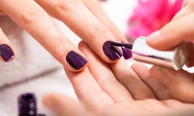 做美甲和涂指甲油哪个危害大，涂指甲油和做指甲哪个危害大（竟隐藏着这么多的风险）