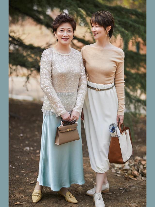 穿裙子里边穿啥，一般女的穿裙子里面穿啥（穿裙子不会配丝袜、运动鞋）