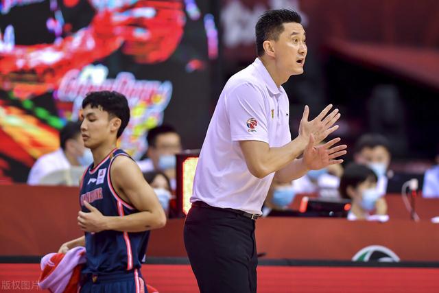 三秒违例图解，进攻3秒是什么意思（阿不都与于德豪6犯被罚下）