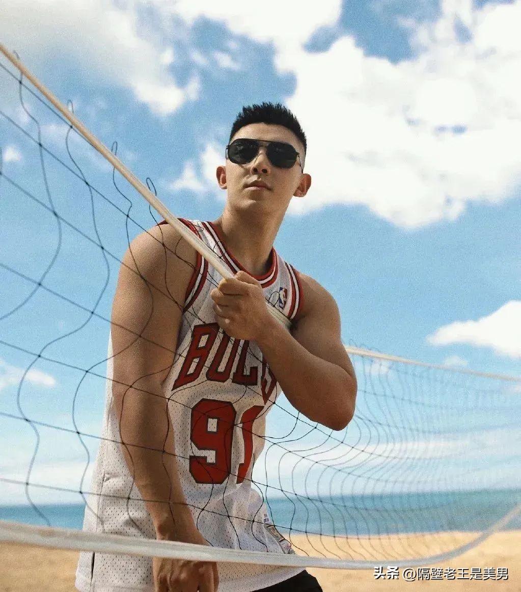 高颜值的全能体育生,英俊的脸庞,壮硕的身材,你不羡慕?