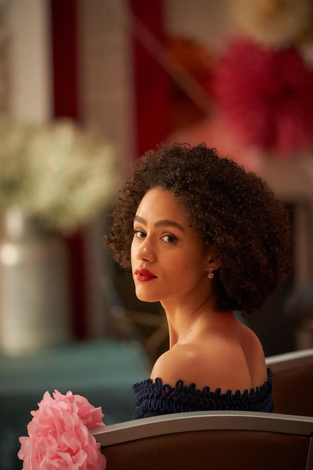 剧中饰演弥桑黛,1989年3月2日生于英国英格兰埃塞克斯郡滨海绍森德