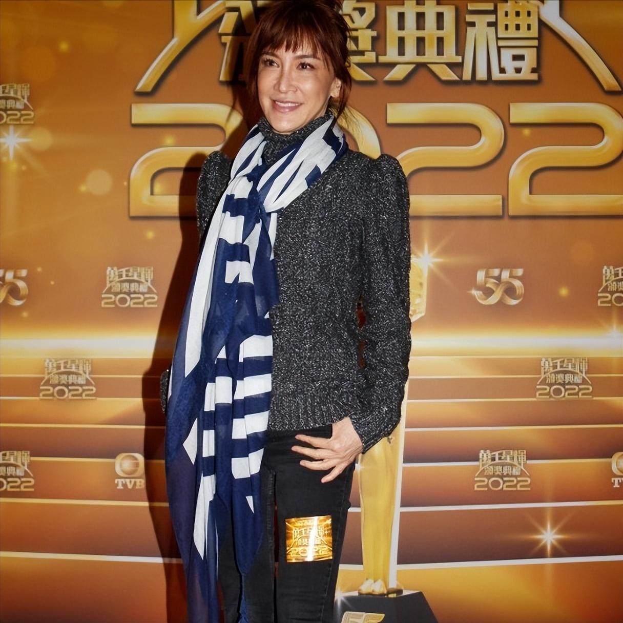 李玟的二姐李思林(nancy),一直担任其经纪人兼化妆师,她接受采访时