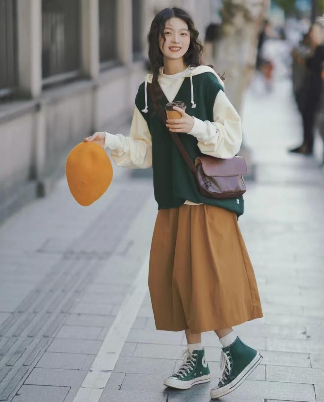 绿色配什么颜色好看衣服,13个绿色上衣最佳颜色搭配图