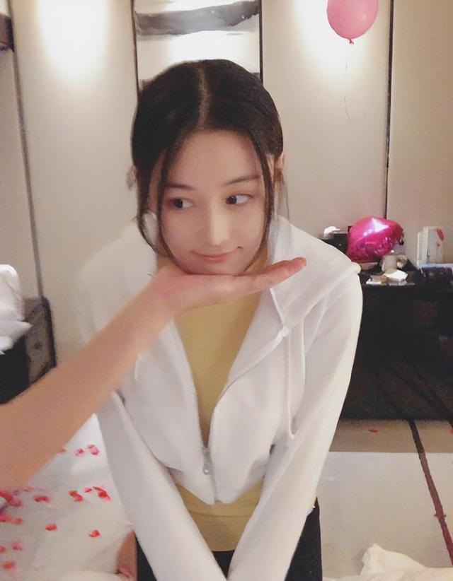 李晨张馨予生活照，张馨予写真 生活照（张馨予：游离吴卓羲和李晨后）