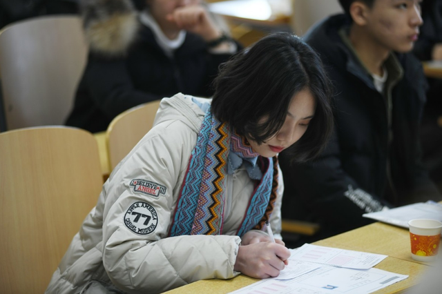 为什么一定要上大学，为什么一定要上大学作文格言（为何父母坚持让报“省内大学”）