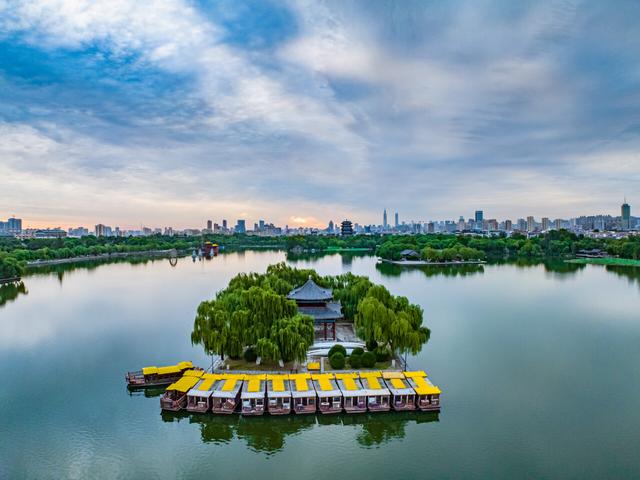 大明湖在哪里个城市，大明湖畔是什么意思（初秋的大明湖到底有多美）