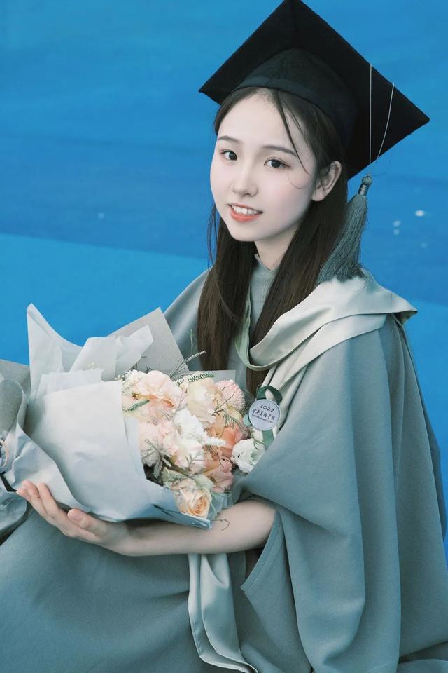 博士服硕士服和学士服的区别，学士服不同颜色的披肩分别有什么含义（毕业生学位服居然能这么美）