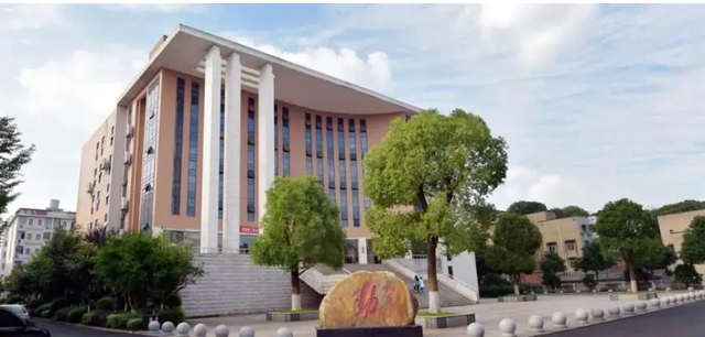 湖南都市职业学院学费，2021年湖南都市职业学院学费一年多少钱及各专业收费标准（湖南这些民办高校最多还有1300多个指标没招满）