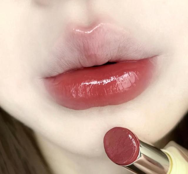 如何改善嘴唇颜色，如何改善嘴唇颜色发紫（女生日常别“裸唇”出门）