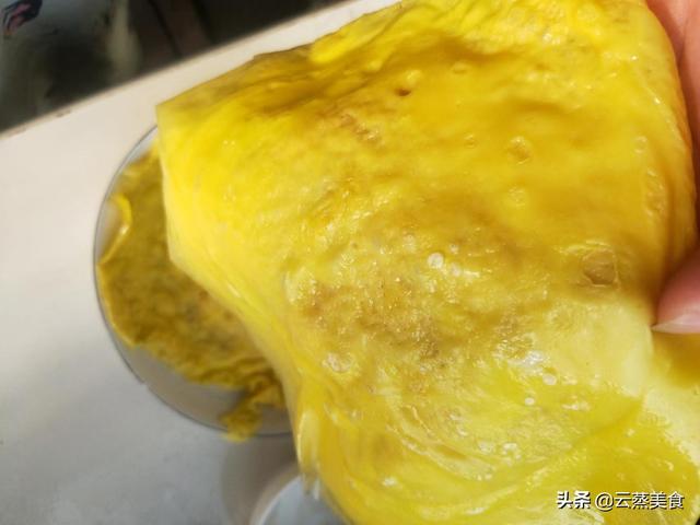 鸡蛋皮的做法摊鸡蛋皮的做法，如何摊鸡蛋皮的做法窍门（摊蛋皮薄而不破）