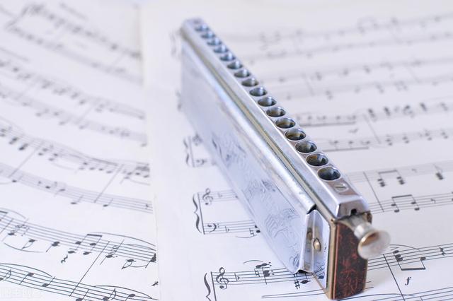 口琴好学吗，如何学吹口琴（复音、十孔、半音阶口琴到底选哪样）