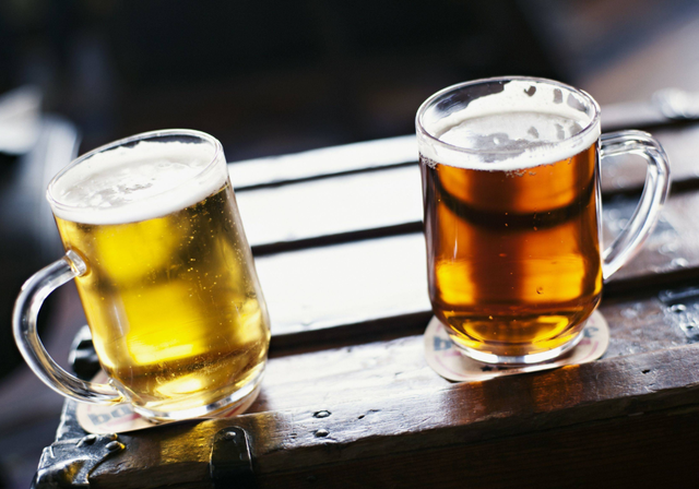 啤酒没开封放过期两年了能喝吗，啤酒过期了没开封还能喝吗（网友从床底下找出一瓶已故爷爷存的啤酒）