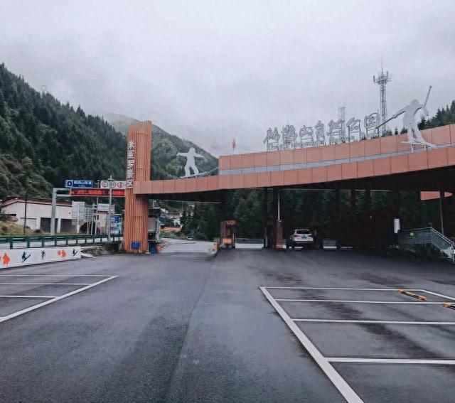四川马尔康市是“一线”城市，这里的鹧鸪山是317国道第一座雪山