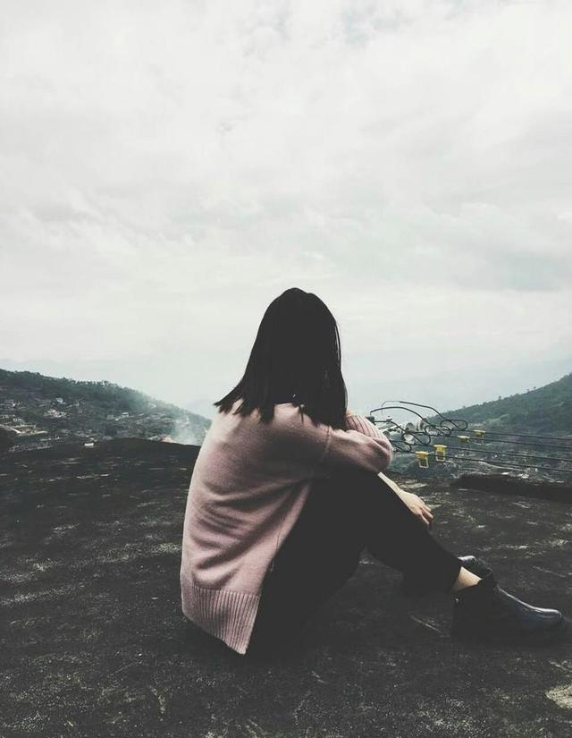 更不能因为想要依赖一个人而放弃自我,我们需要独立,坚强,勇敢,我们要