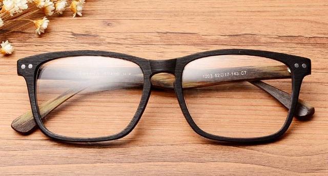 脸大适合戴什么眼镜，大脸适合带什么样的眼镜（大饼脸挑眼镜，小心这3个雷区）