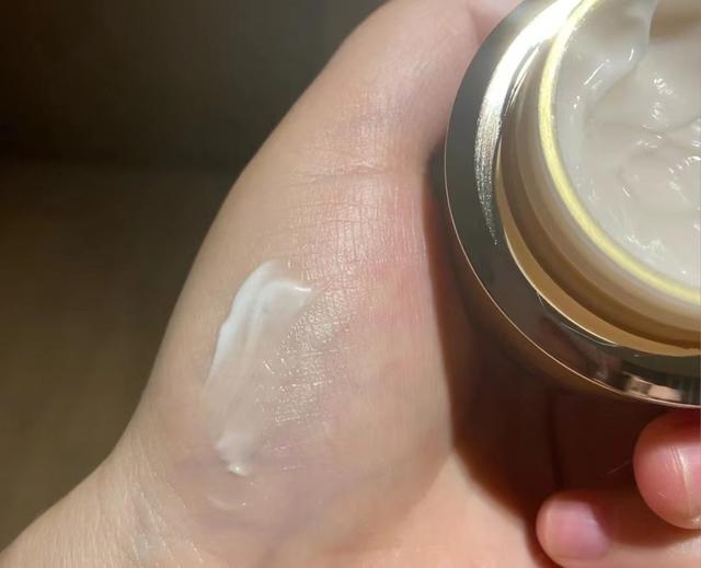 兰蔻双层眼霜价格，兰蔻菁纯眼霜适合什么年龄（4款千元“贵妇眼霜”盘点）